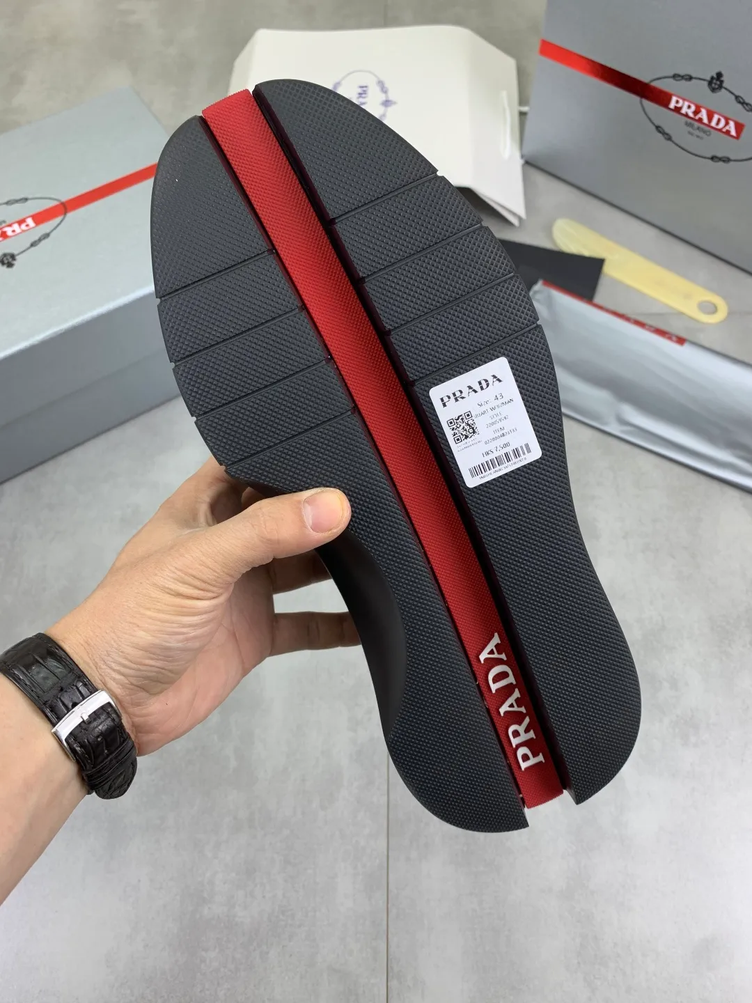 Men's men's shoes 💰P620💰[New model] The top version is now available on the official website, 🆘 The trendy brand (Prada) mainly promotes the popular style, avant-garde and versatile fashionable men's shoes, private version mold opening, cowhide surface splicing 1:1 replica.. Simple fashion, original imported cowhide and lining cowhide feet; the atmosphere and personality are more fashionable, eye-catching and pursuing class. It will subvert the old idea and be a must-have for fashion trendsetters with you! Must keep for yourself ! Tall and comfortable, large and low, high-end quality workmanship. The new high-end foam outsole from the official website. Size: 38-45. 3️⃣colors available.
